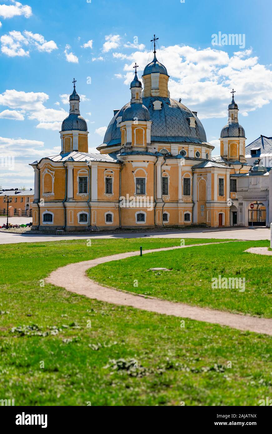 Viejo Vologda Kremlin y la iglesia en el norte de Rusia, Europa. Si bien antigua fortaleza con murallas, torres y azul cielo nublado en segundo plano. Foto de stock