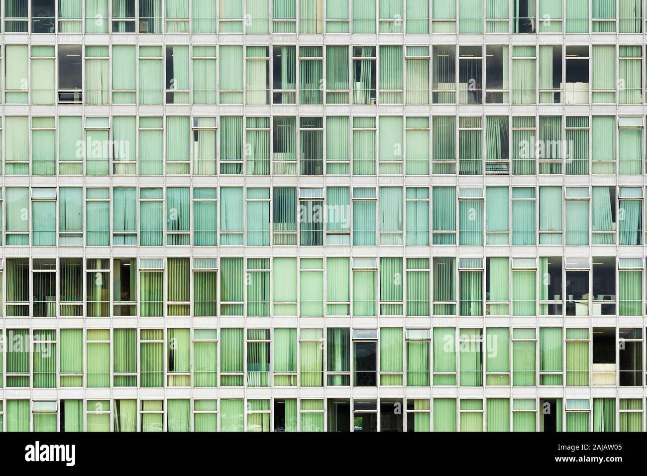 Fachada del edificio del Congreso Nacional de Brasil, en Brasilia, capital del Brasil. Antecedentes de la arquitectura urbana moderna. Foto de stock