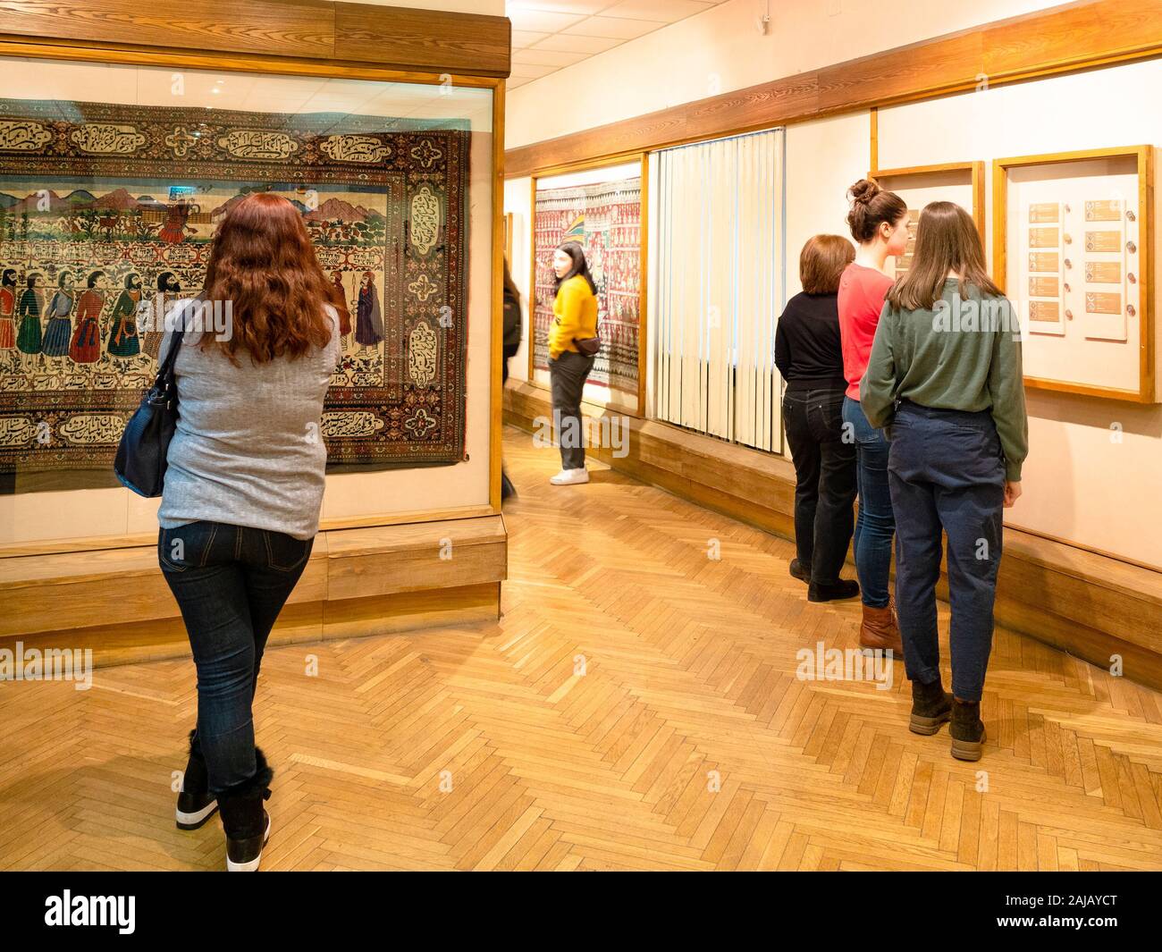 Moscú, Rusia - Enero 2, 2020: la gente cerca de stands en la sala de arte iraní en el Museo Estatal de Arte Oriental Lunins en casa. El museo conserva, res Foto de stock