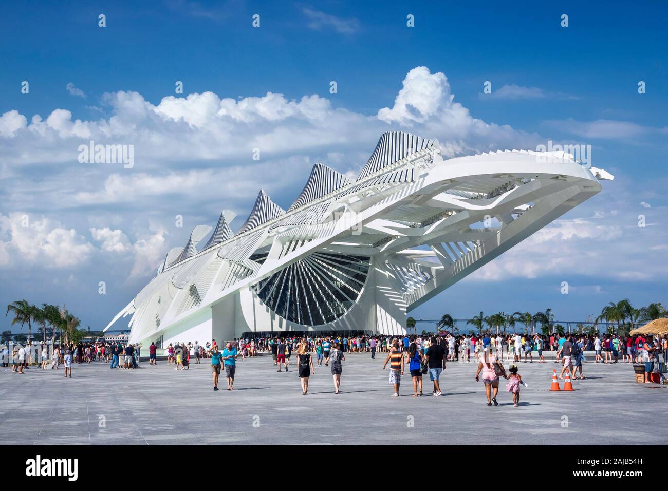 Los turistas en el Museo del mañana, diseñado por el arquitecto español Santiago Calatrava, en Río de Janeiro, Brasil. Foto de stock