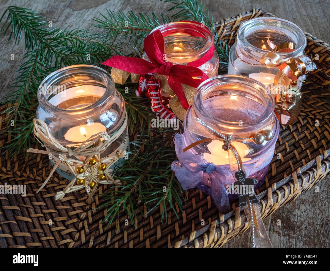 Varias velas de té en vasos decorados en Navidad Fotografía de stock - Alamy