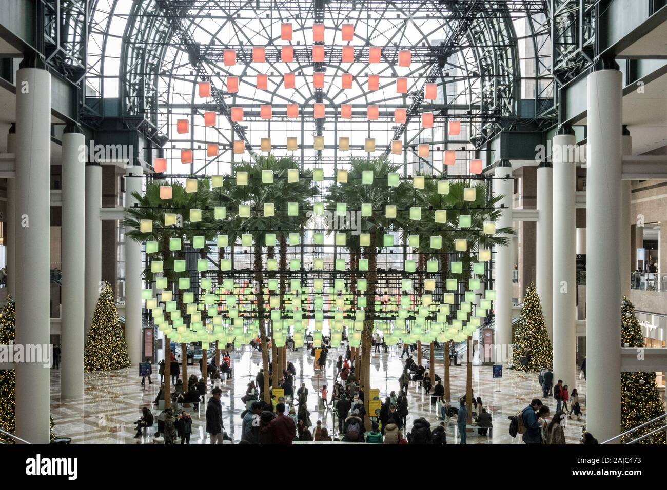 El jardín de invierno en Brookfield Place está decorado para las fiestas con las luminarias, la ciudad de Nueva York, EE.UU. Foto de stock