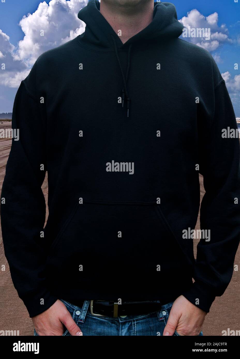 Camiseta Sudadera con capucha negra boceto guy delante de esta prenda. El  hombre tiene en sus manos es Jean bolsillos con una playa de fondo para  este estilo de vida moda imag