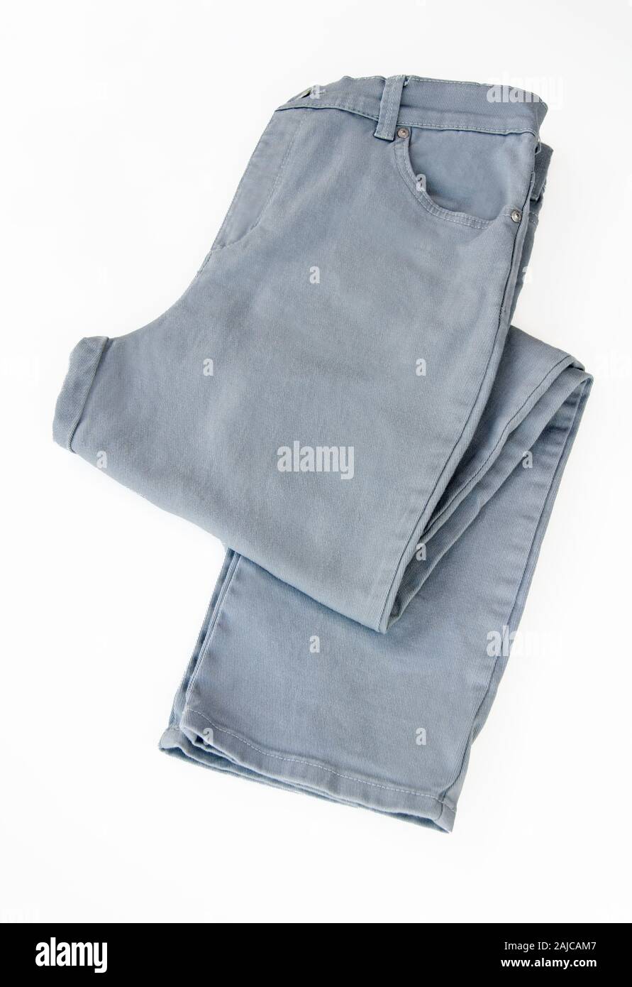 Par de pantalones gris aislado en fondo claro la moda femenina, en una  disposición plana plegada Fotografía de stock - Alamy