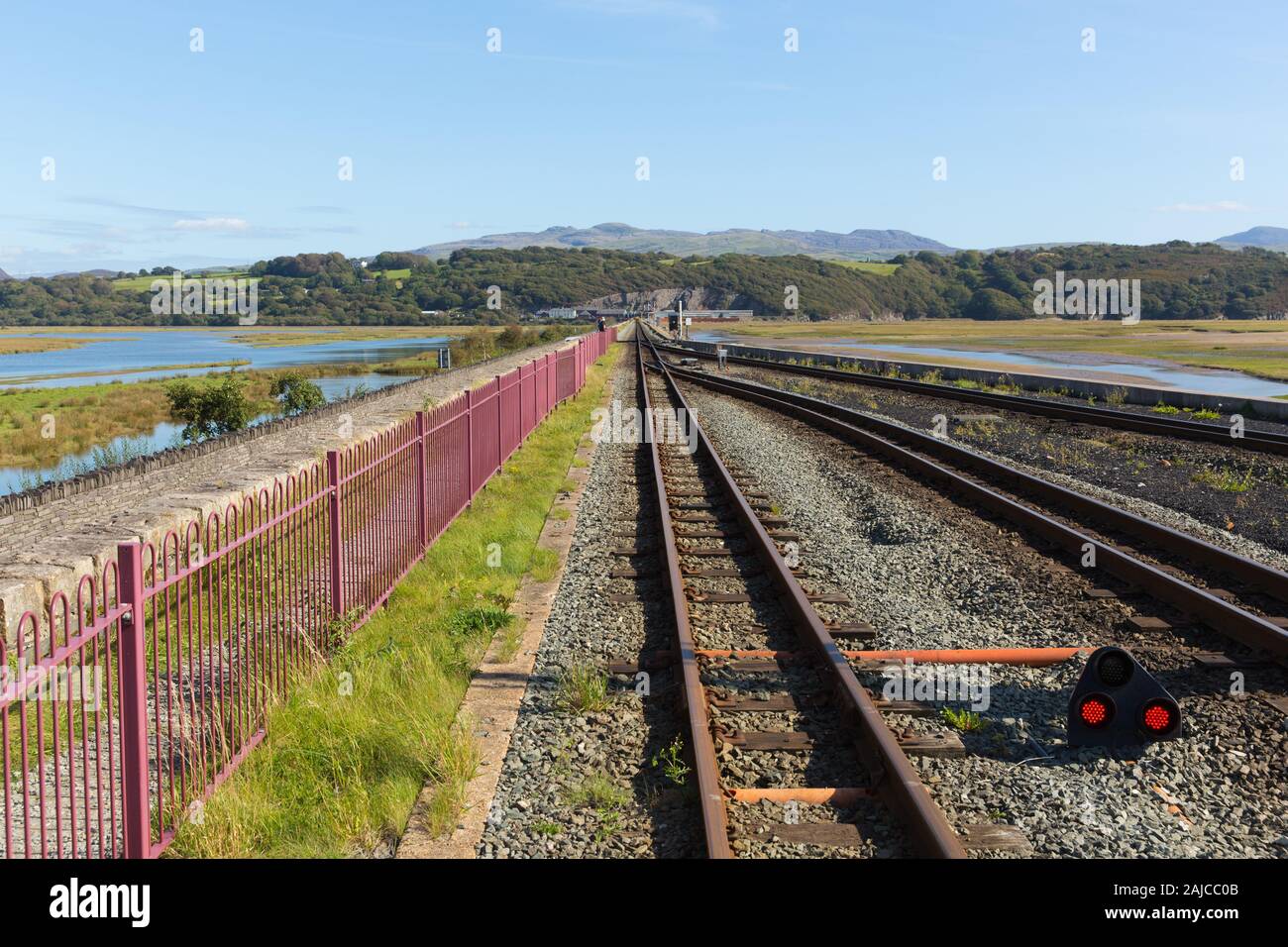 Gales Porthmadog vista de la vía férrea hacia el este y que conduce fuera de la ciudad. Foto de stock