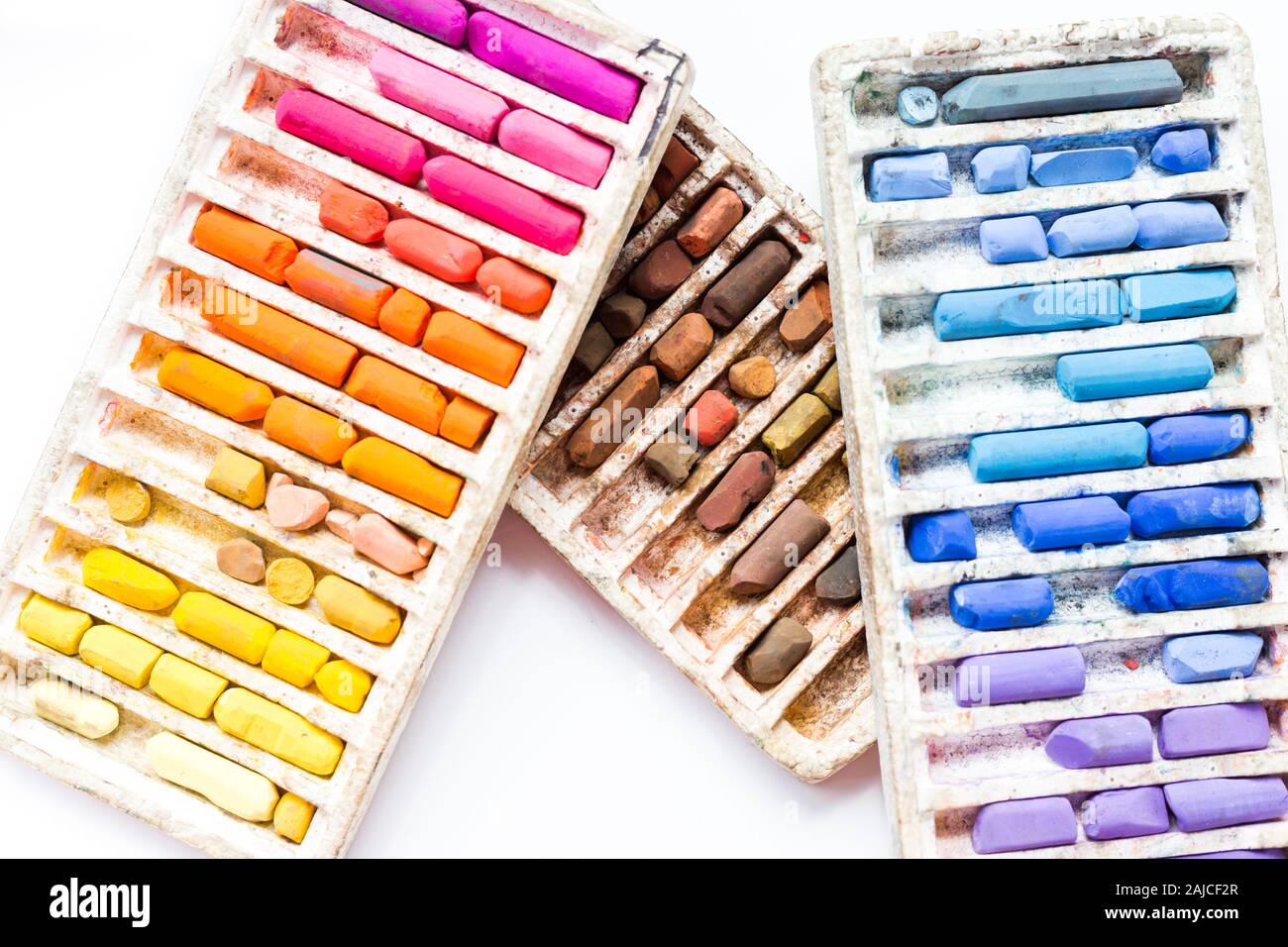 Crayones pastel en caja aislados sobre fondo blanco Fotografía de stock -  Alamy