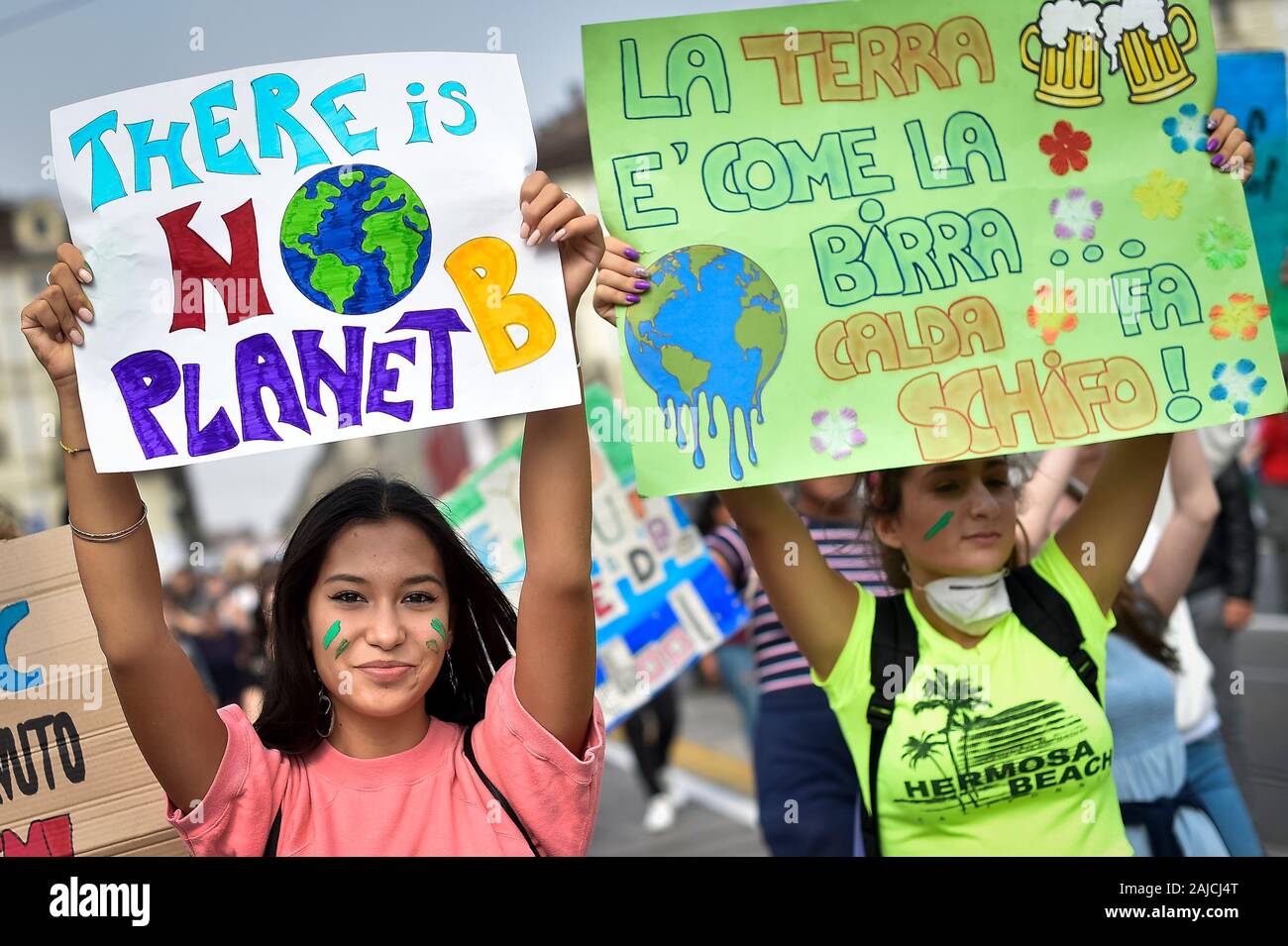 Turín, Italia - 27 de septiembre, 2019: Un manifestante sostiene cartel que  decía "no hay planeta B' en 'Viernes' para el futuro, una demostración del  clima mundial huelga contra la inacción gubernamental