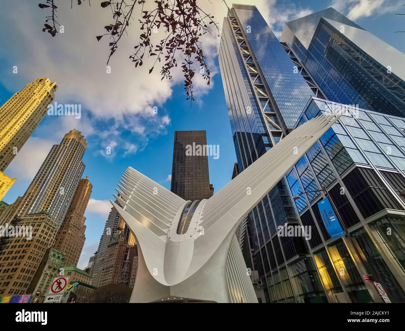 Vista al aire libre del World Trade Center Transportation Hub u Oculus En  la ciudad de Nueva York diseñado por Santiago Calatrava arquitecto en el  Distrito Financiero Fotografía de stock - Alamy