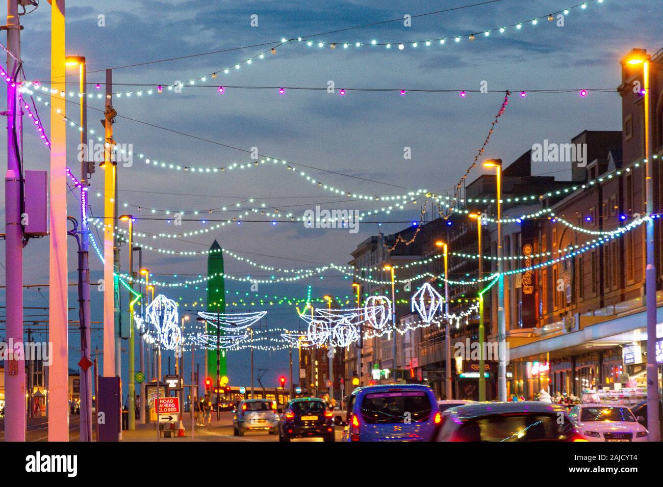 Iluminaciones al anochecer, el paseo marítimo de Blackpool, Lancashire, Inglaterra, Reino Unido Foto de stock