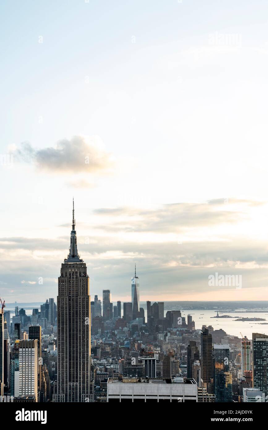 Vista del edificio Empire State desde la cima de la roca la construcción Foto de stock