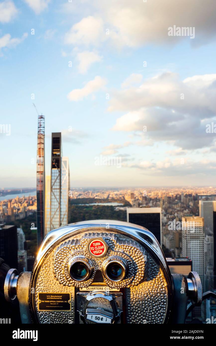 Vista de los rascacielos de Nueva York desde la cima de la roca la construcción Foto de stock