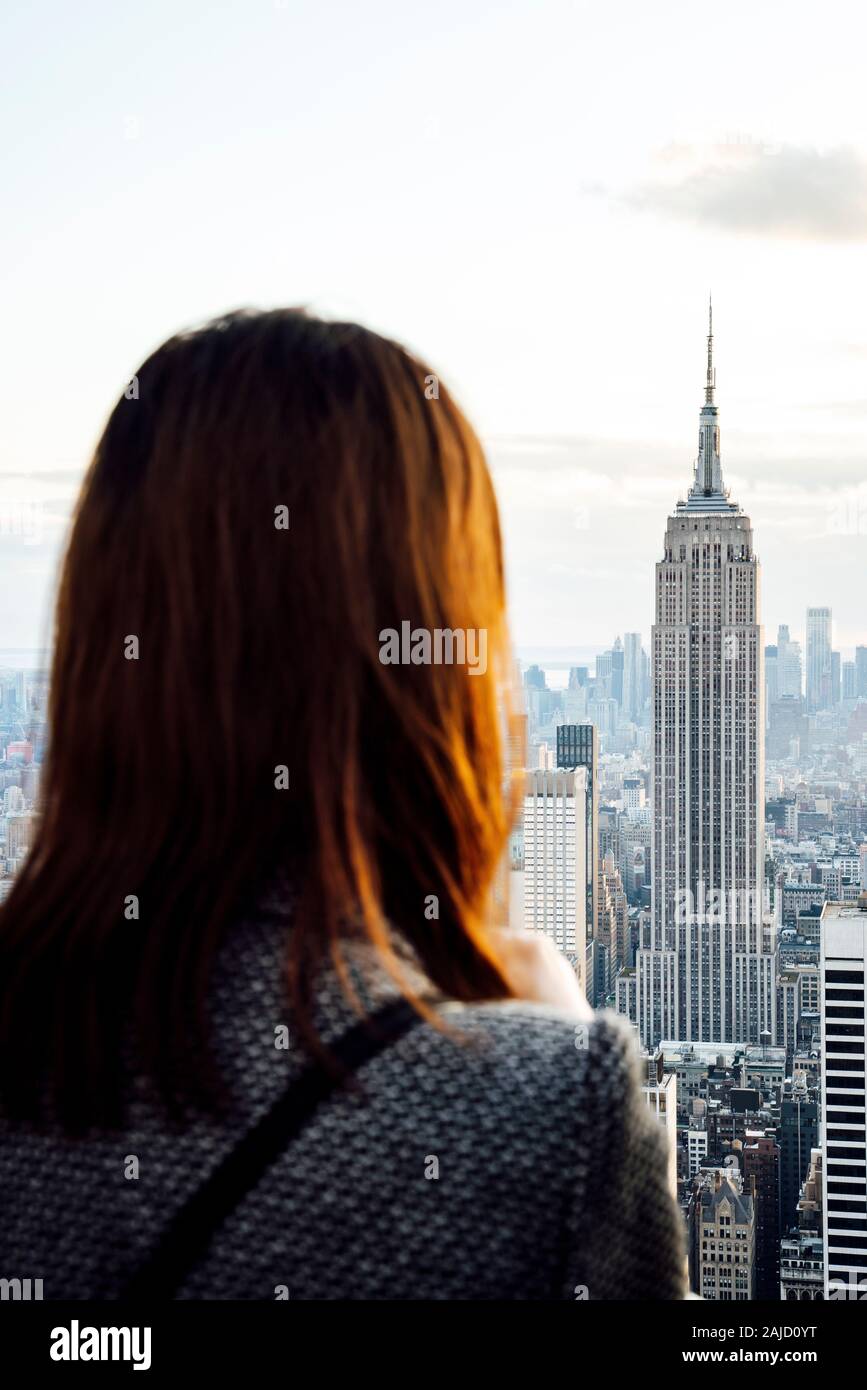 Vista del edificio Empire State desde la cima de la roca la construcción Foto de stock