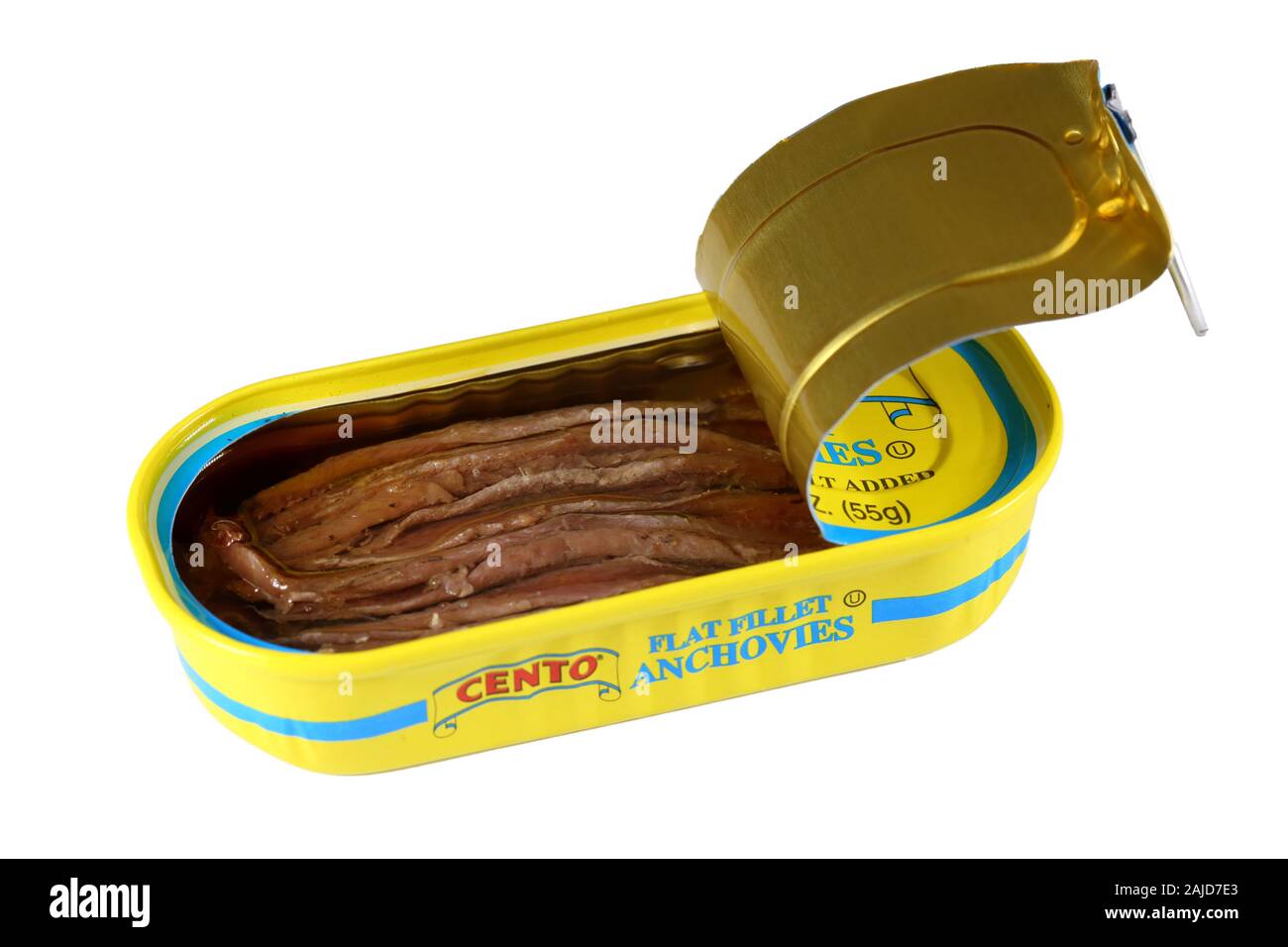 Una lata abierta de anchoas de Marca Cento aisladas sobre fondo blanco. Imagen recortada para ilustración y uso editorial. Foto de stock
