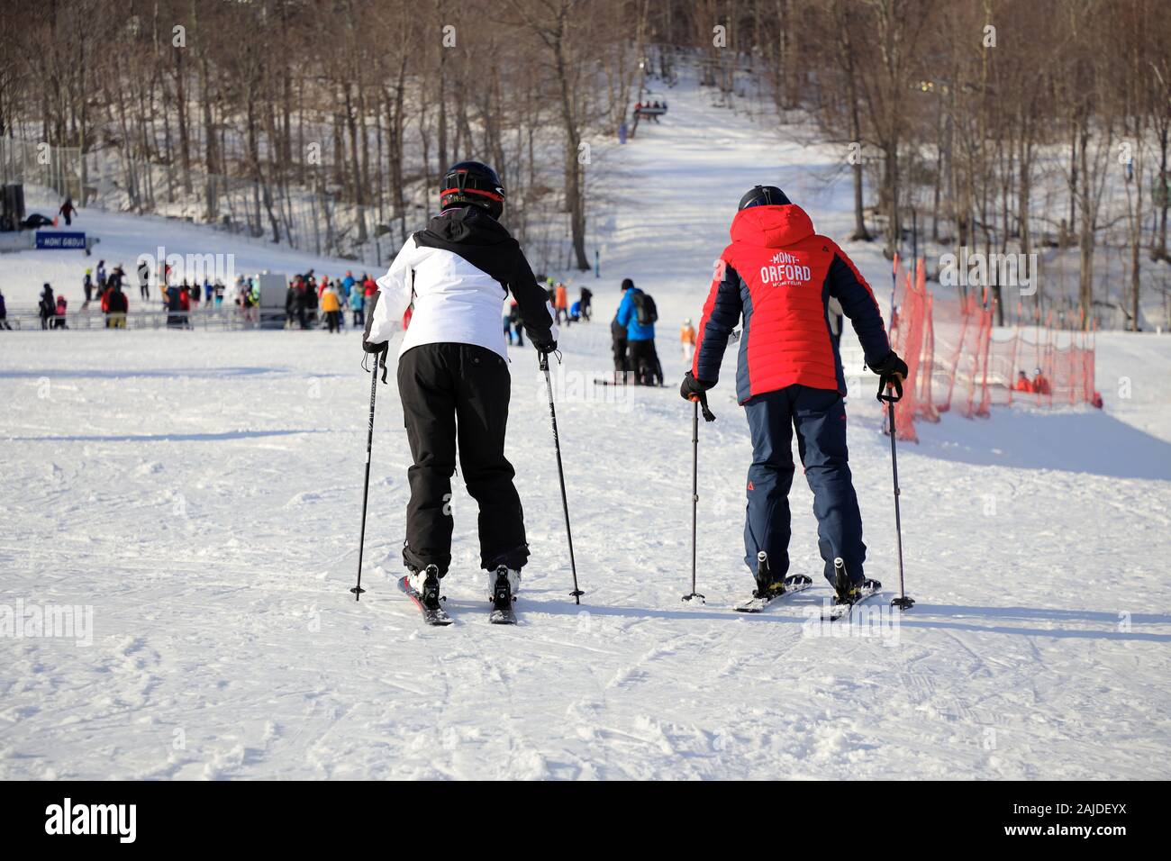 Instructor de esquí con un principiante esquí en la pista de bunny también conocida como pista de guardería. Estación De Esquí De Mont Orford.Parque Nacional De Mont Orford.Quebec. Canadá Foto de stock