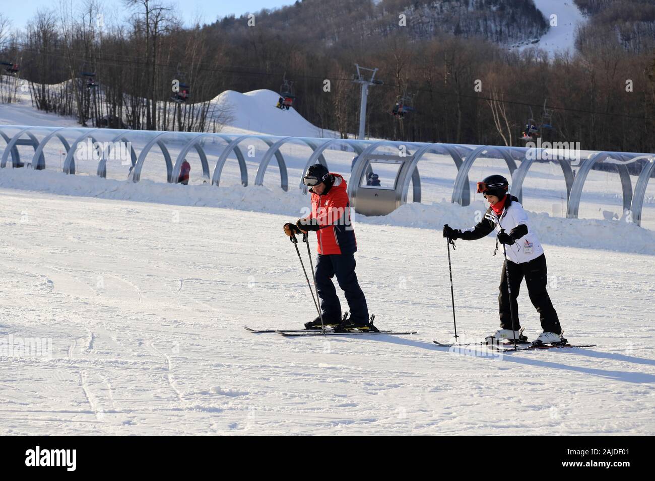 Instructor de esquí con un principiante esquí en la pista de bunny también conocida como pista de guardería. Estación De Esquí De Mont Orford.Parque Nacional De Mont Orford.Quebec. Canadá Foto de stock
