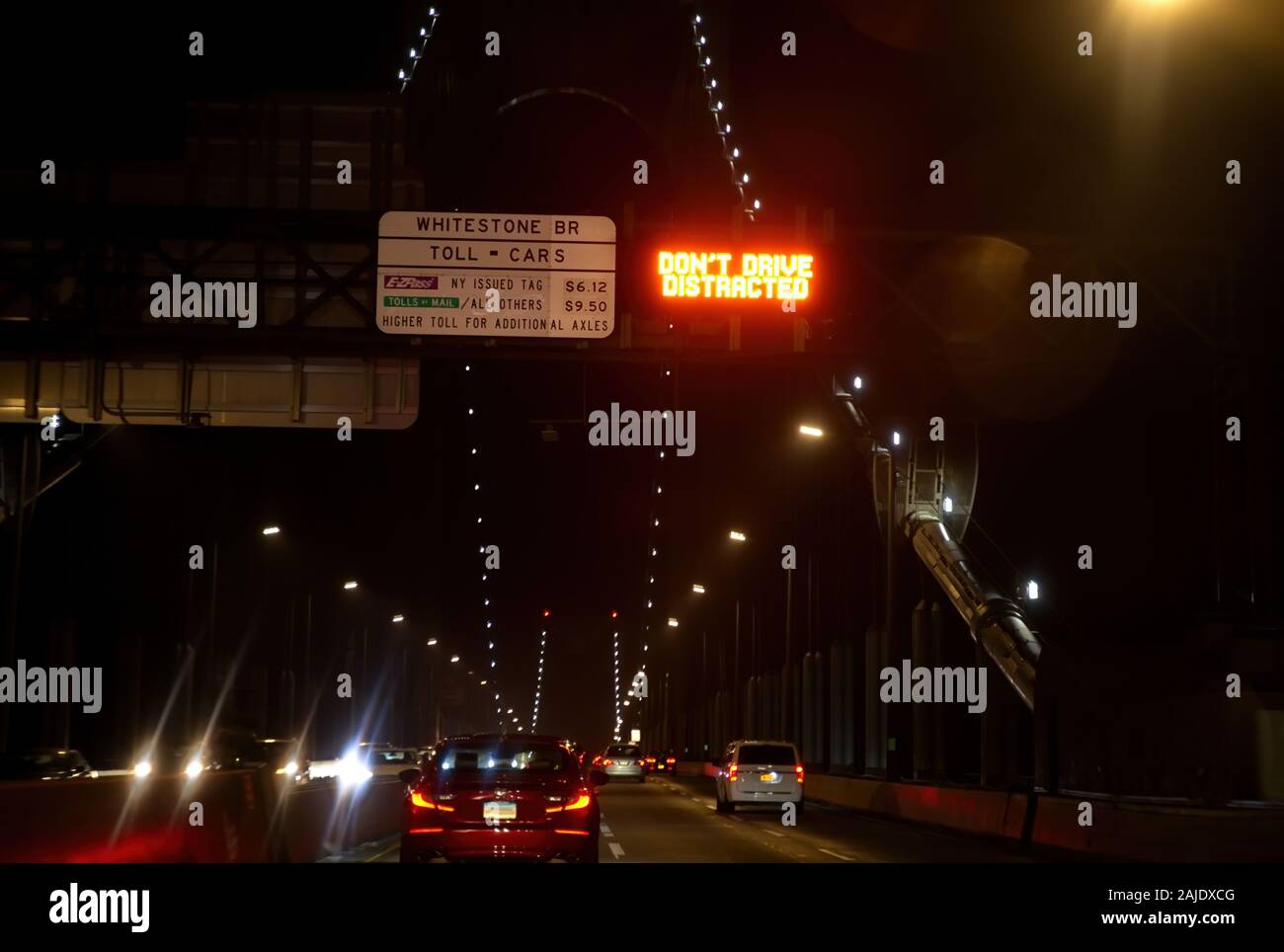 La Ciudad de Nueva York, NY, EE.UU. Dec 2019. Whitestone Bridge toll signo de la información publicada por la noche antes de cruzar. Foto de stock