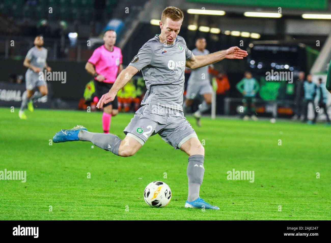 Wolfsburg, Alemania, 12 de diciembre de 2019: el jugador de fútbol Robert Beric en acción durante la final de la UEFA Europa League entre Wolfsburg y Etienne Foto de stock