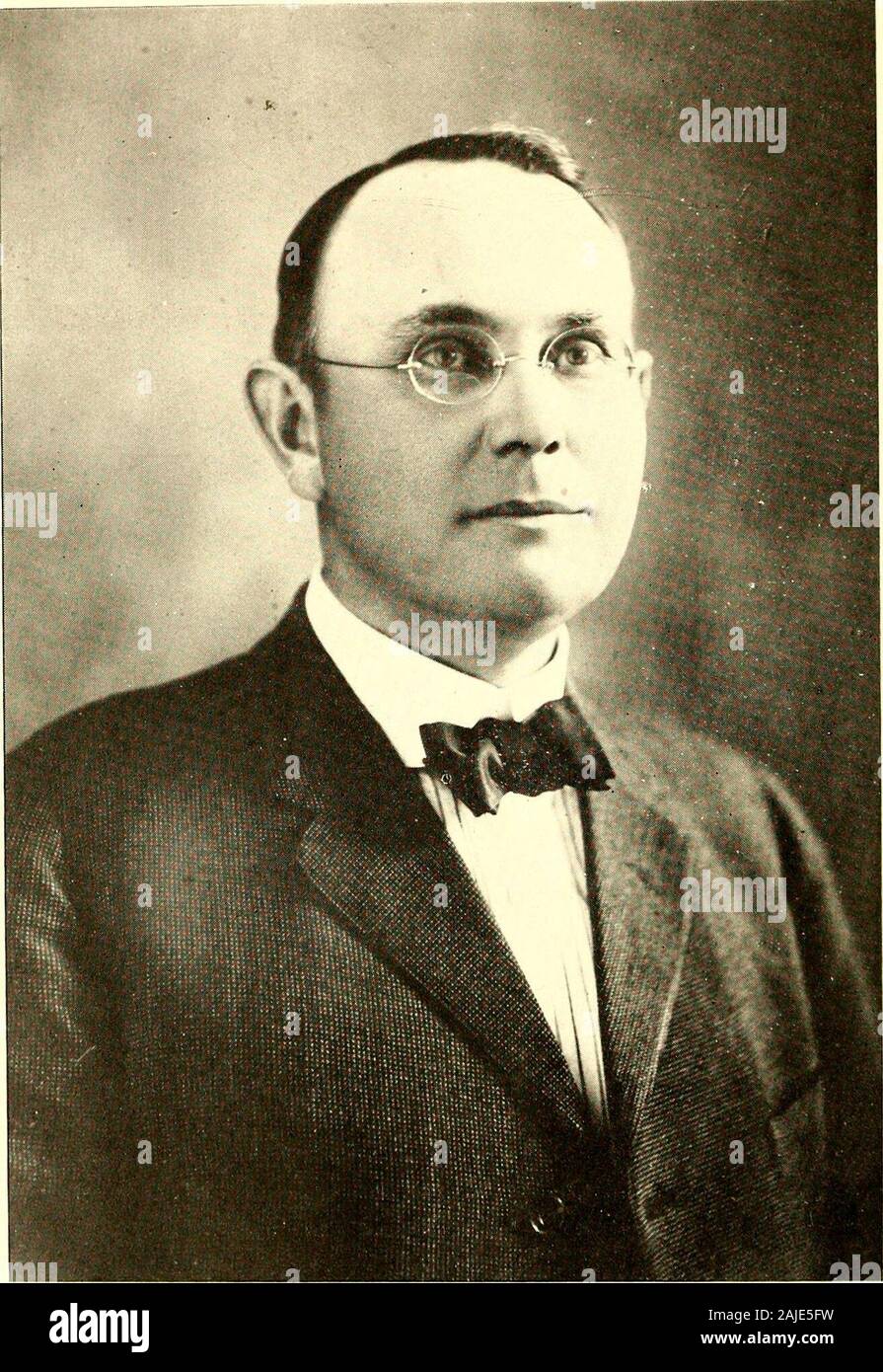 El Teachers College Quarterly [serial] . Dr. C. OH. Laughinghouse. Charles OHagan Laughinghouse [Presidente Sociedad Médica de Carolina del Norte] Mamie E. Jenkins. CHE honor más alto que los médicos del Estado puede otorgar a afellow-médico consiste en hacer de él el jefe oficial de la organiza-ción de que les une en un solo cuerpo. El hombre la MedicalSociety de Carolina del Norte elegido para ser su líder en el año 1916 isCharles OHagan Laughinghouse, un hombre de Greenville, criado y nacido enla ciudad y uno de sus ciudadanos importantes. Su ideal de un médico noestá el hombre profesional que trabaja aparte fro Foto de stock