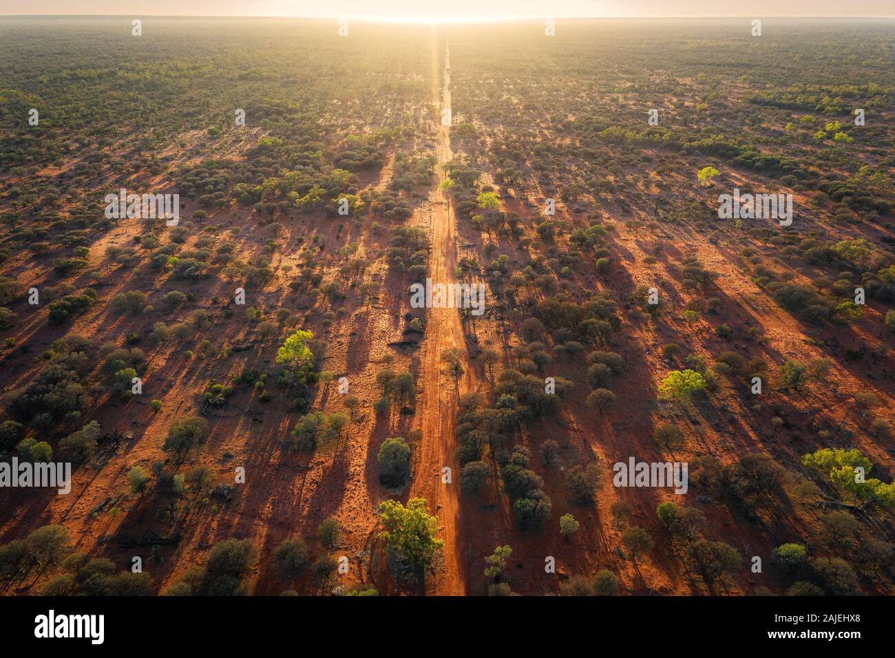 Amanecer en un remoto desierto australiano vía. Foto de stock
