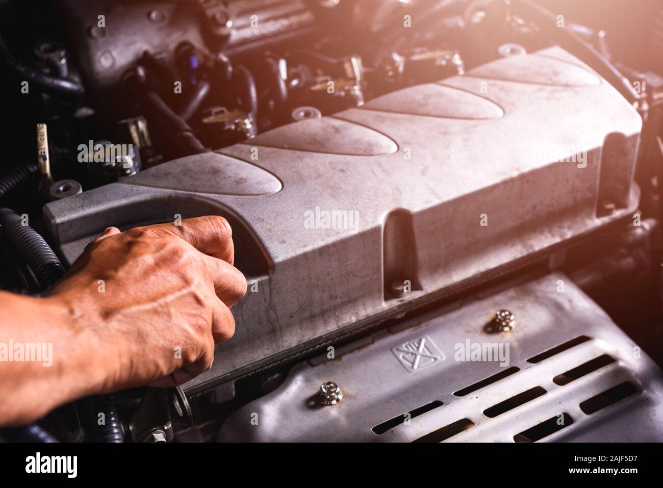 Mano de auto servicio técnico mecánico motor y abrir la tapa del aceite del  motor en el automóvil en el garaje Fotografía de stock - Alamy