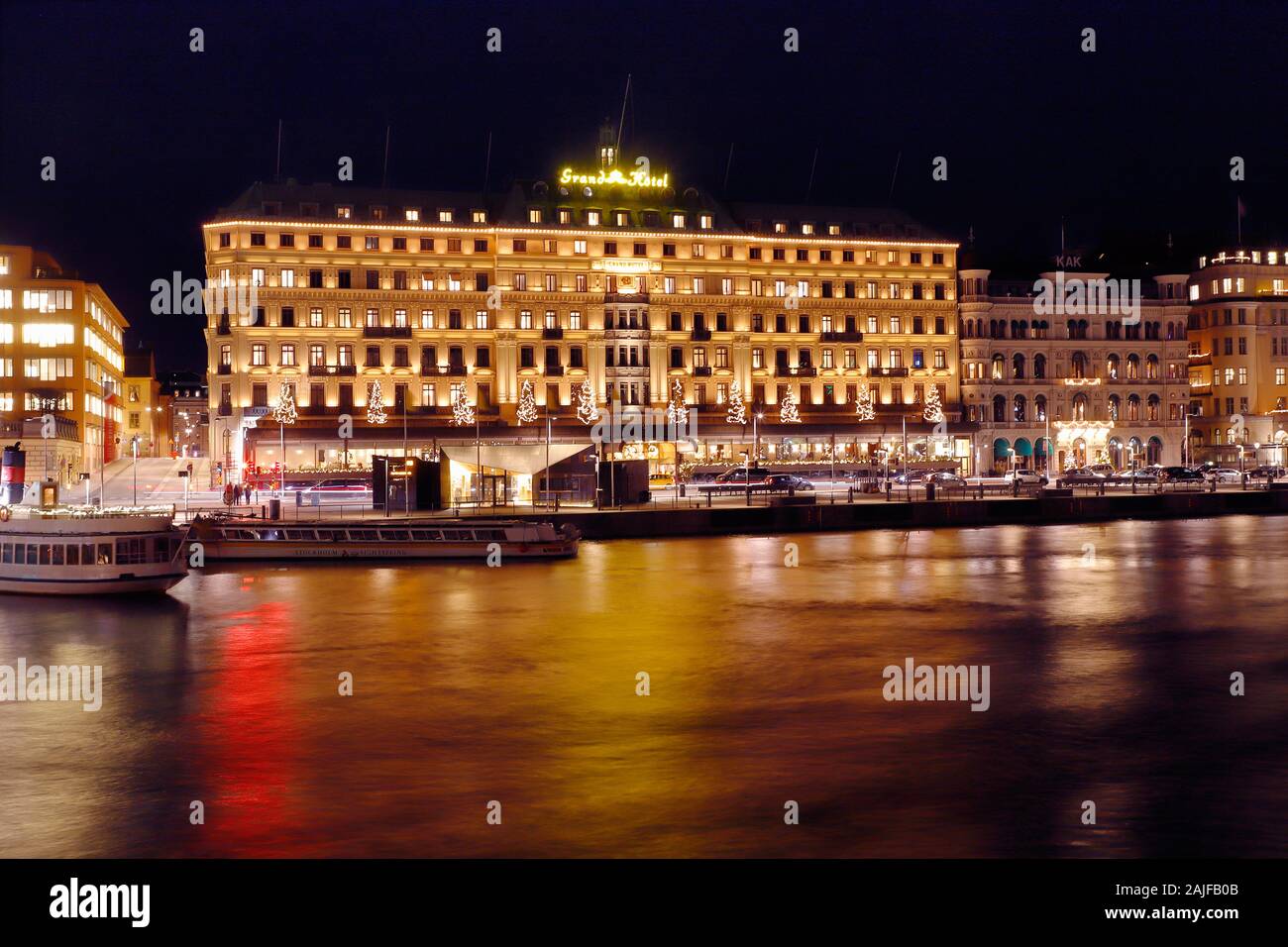 Estocolmo, Suecia - 3 de enero de 2020: Escena nocturna del Grand Hotel. Foto de stock