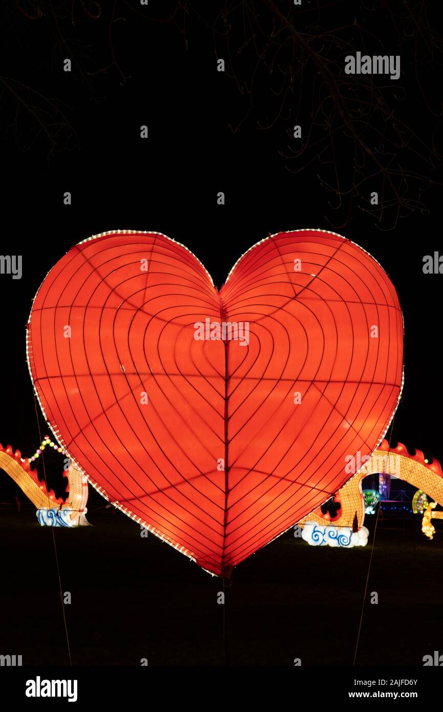 Varsovia, Polonia - Diciembre 16, 2019: Gran corazón rojo iluminado por la noche en el Festival de luz chino Foto de stock