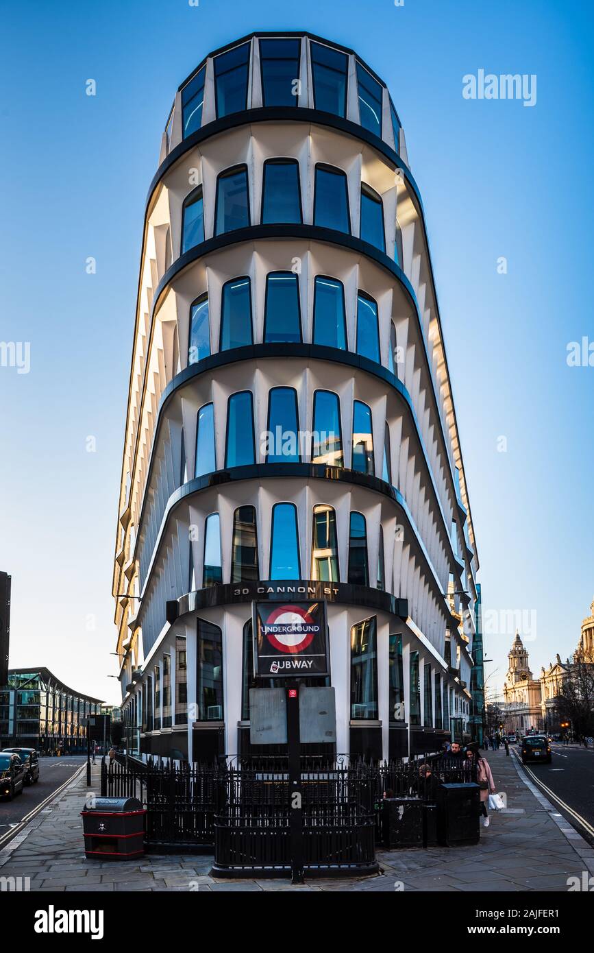 30 Cannon Street London Office Building, originalmente el Crédit Lyonnais. Inaugurado el año 1977, arquitectos Whinney, hijo & Austen Hall, grado II enumerados. Paneles de GRC. Foto de stock