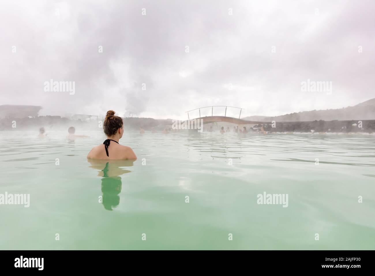Mujer de tomar un baño relajante mientras se relaja en hot spring Foto de stock