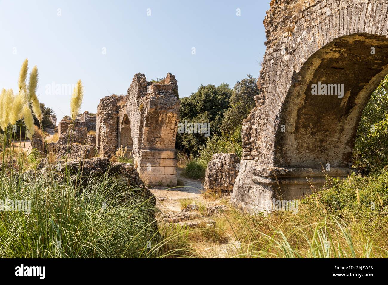 Restos del acueducto romano y molinos Barbegal cerca de Fontvieille, Arles, Provenza, en el sur de Francia Foto de stock