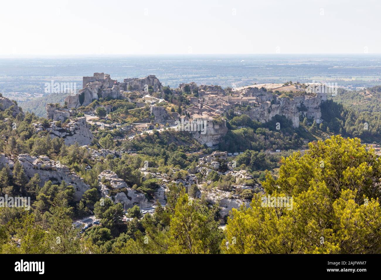 Vista de la famosa ciudad medieval y su castillo Les Baux-de-Provence, Provenza, Francia Foto de stock