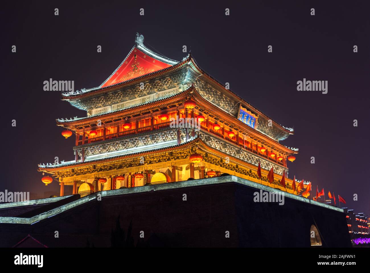 XI’an, China: Hermosa vista panorámica de la Torre del tambor de Xian iluminada por la noche Foto de stock