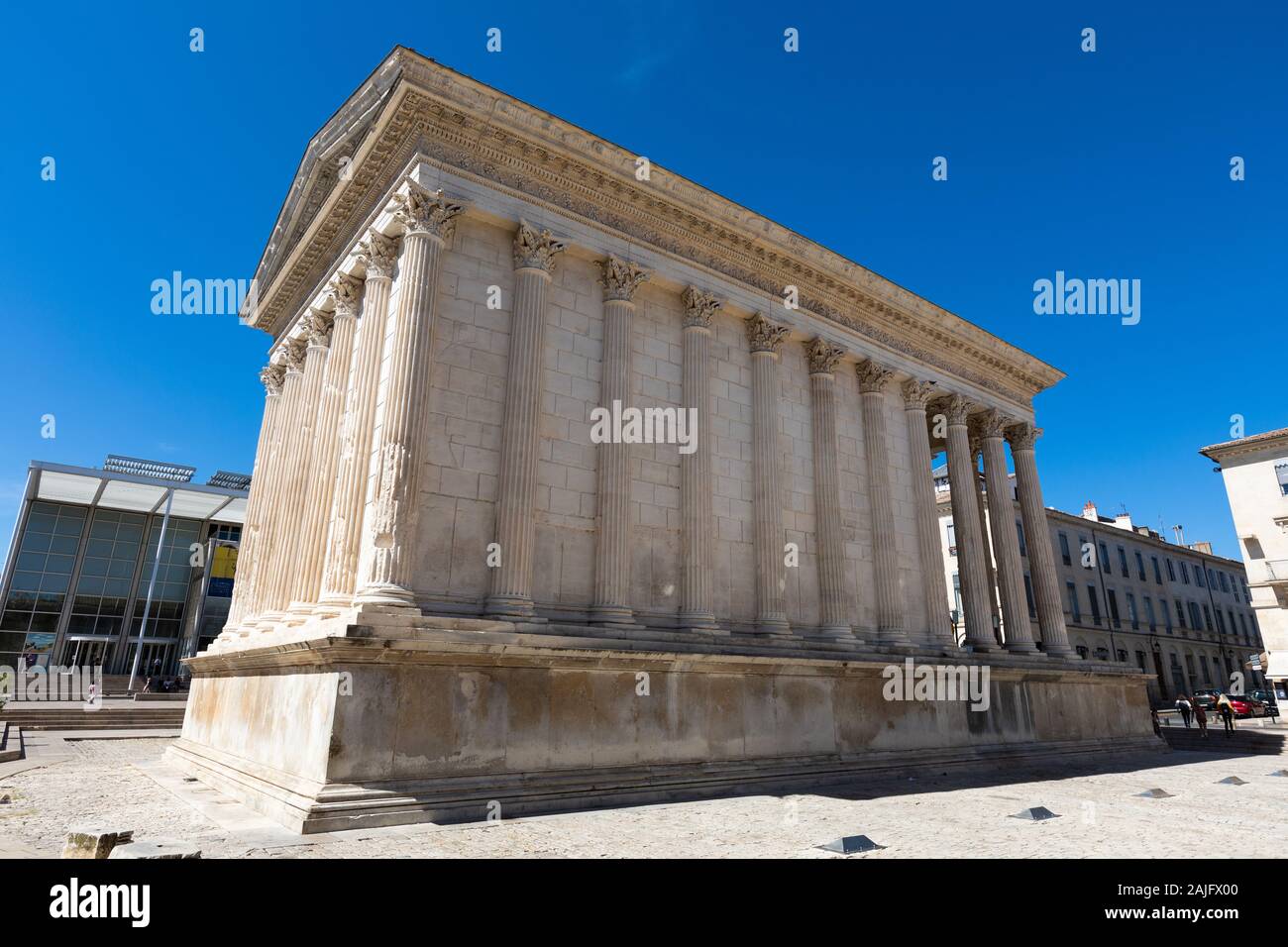 La antigua construcción romana, Maison Carree en el centro de la ciudad de Nimes, Provenza, en el sur de Francia Foto de stock