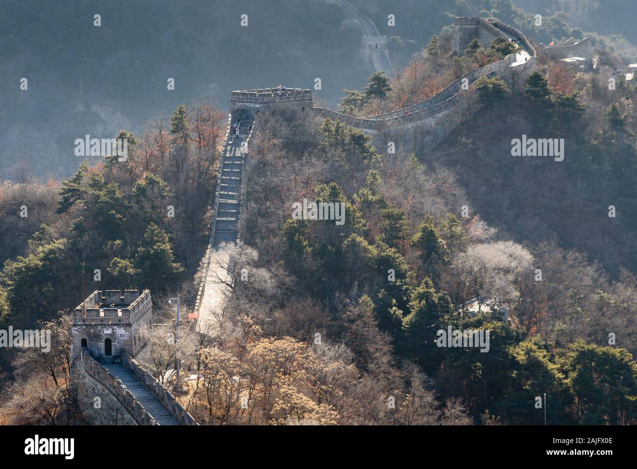 Hermosa vista panorámica de la Gran Muralla China en invierno, sección Mutianyu, torres defensivas Foto de stock