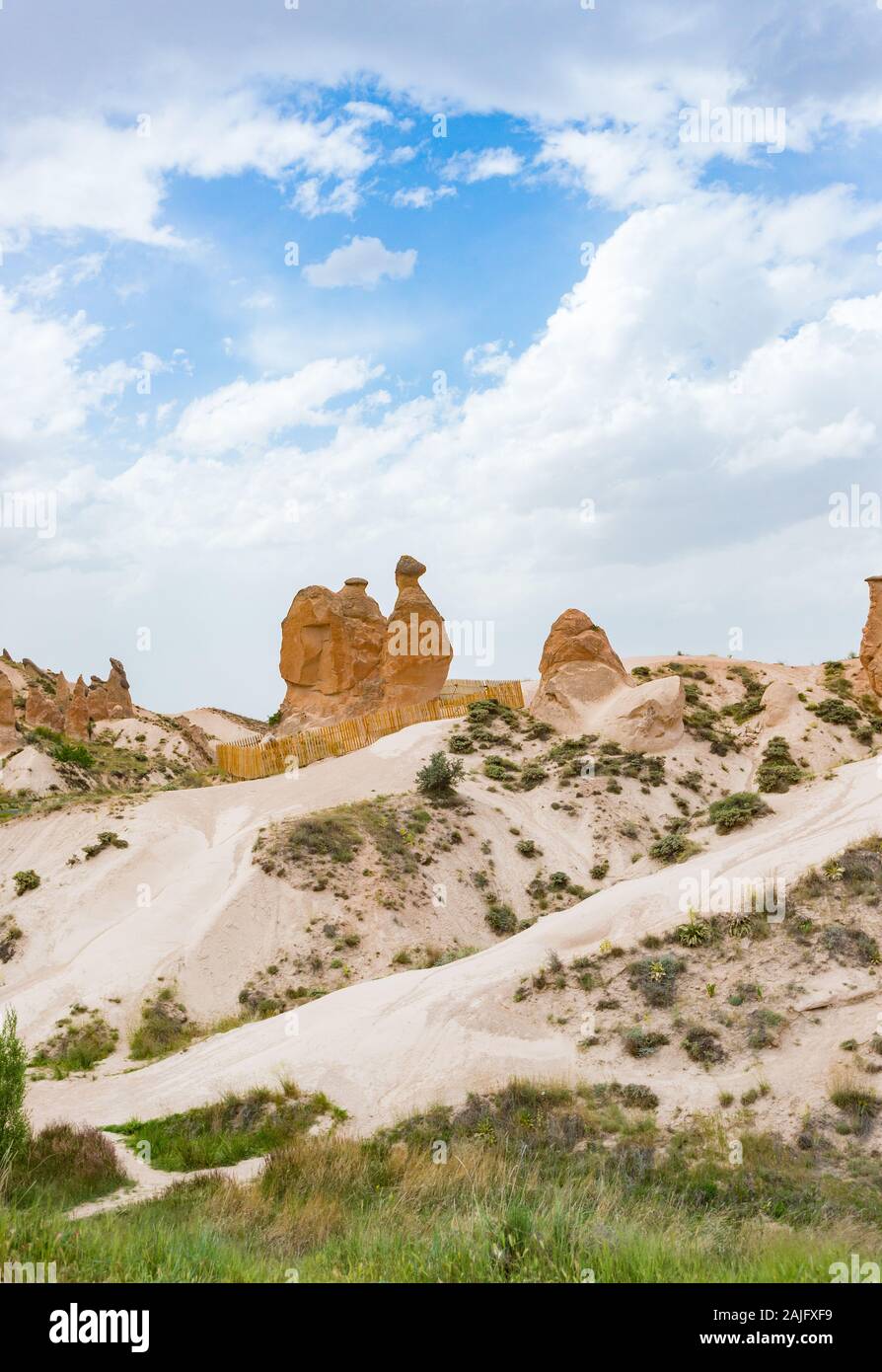 Un cielo de verano nublado y brillante sobre una formación rocosa en forma de camello en el Valle de Devrent (Valle De La Imaginación) cerca de Goreme, Cappadocia, Turquía Foto de stock