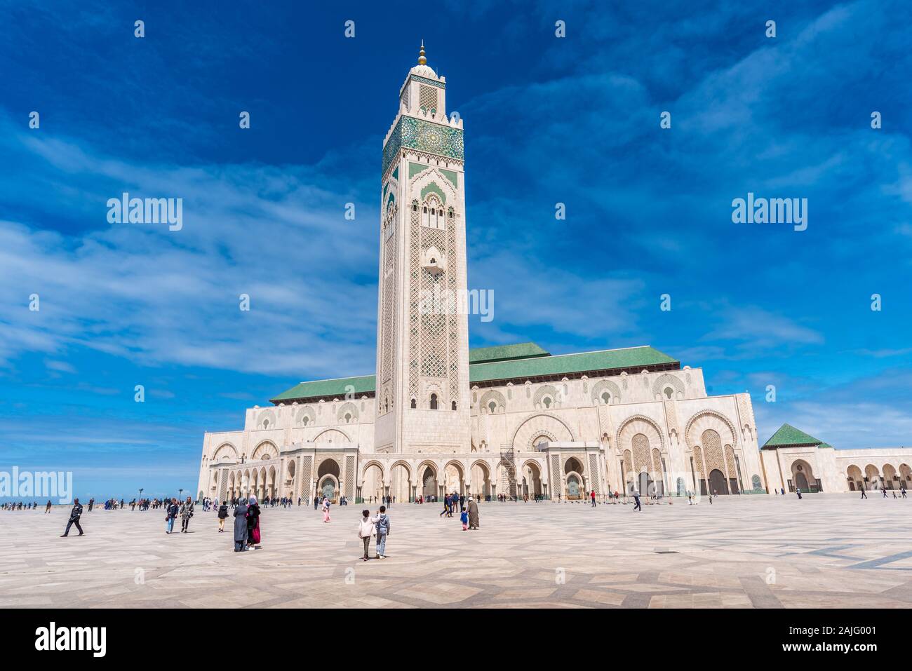 Casablanca, en Marruecos: Exterior de la Mezquita de Hassan II, la mezquita más grande de África, y la quinta más grande en el mundo. Su minarete es el más alto del mundo. Foto de stock