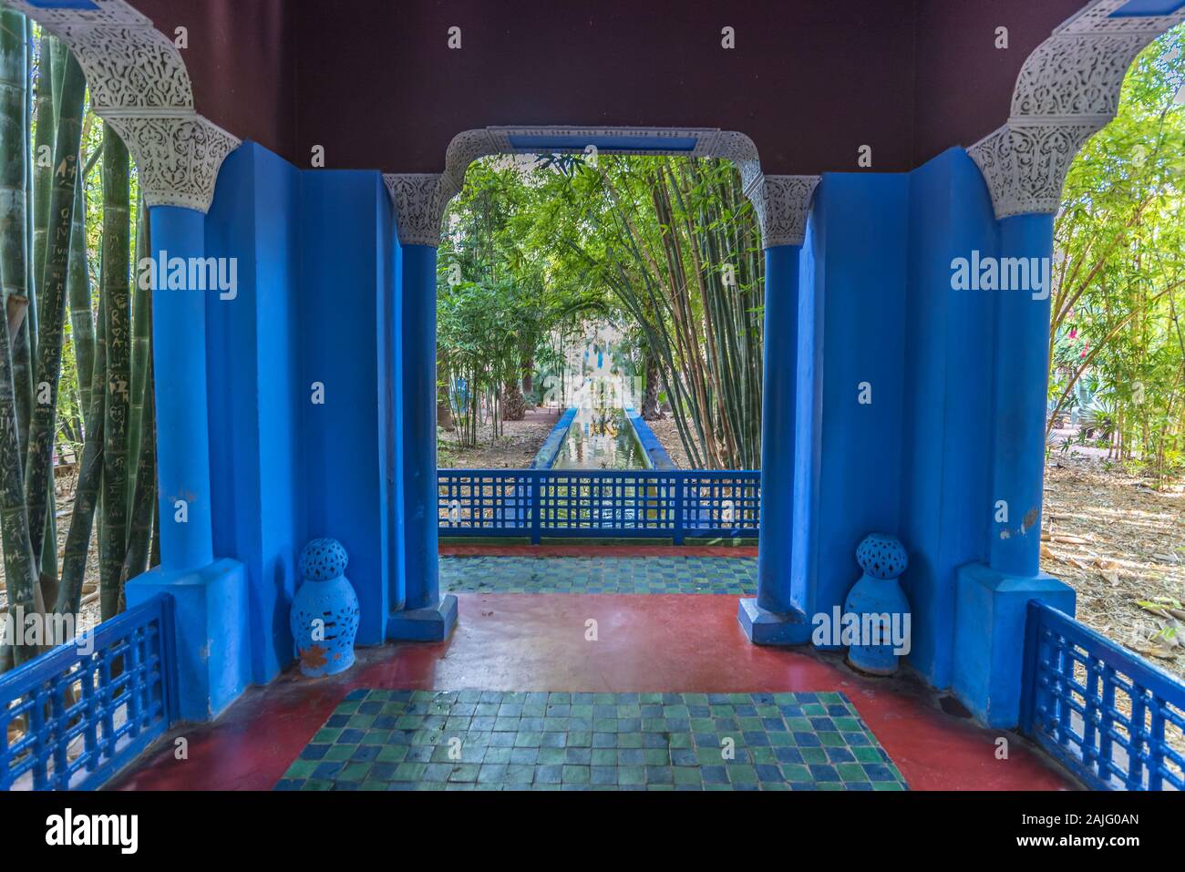 Marrakech, Marruecos: jardin Majorelle, villa cubista diseñado por Paul Sinoir y adquiridos por los diseñadores de moda, Yves Saint-Laurent, Pierre Bergé Foto de stock