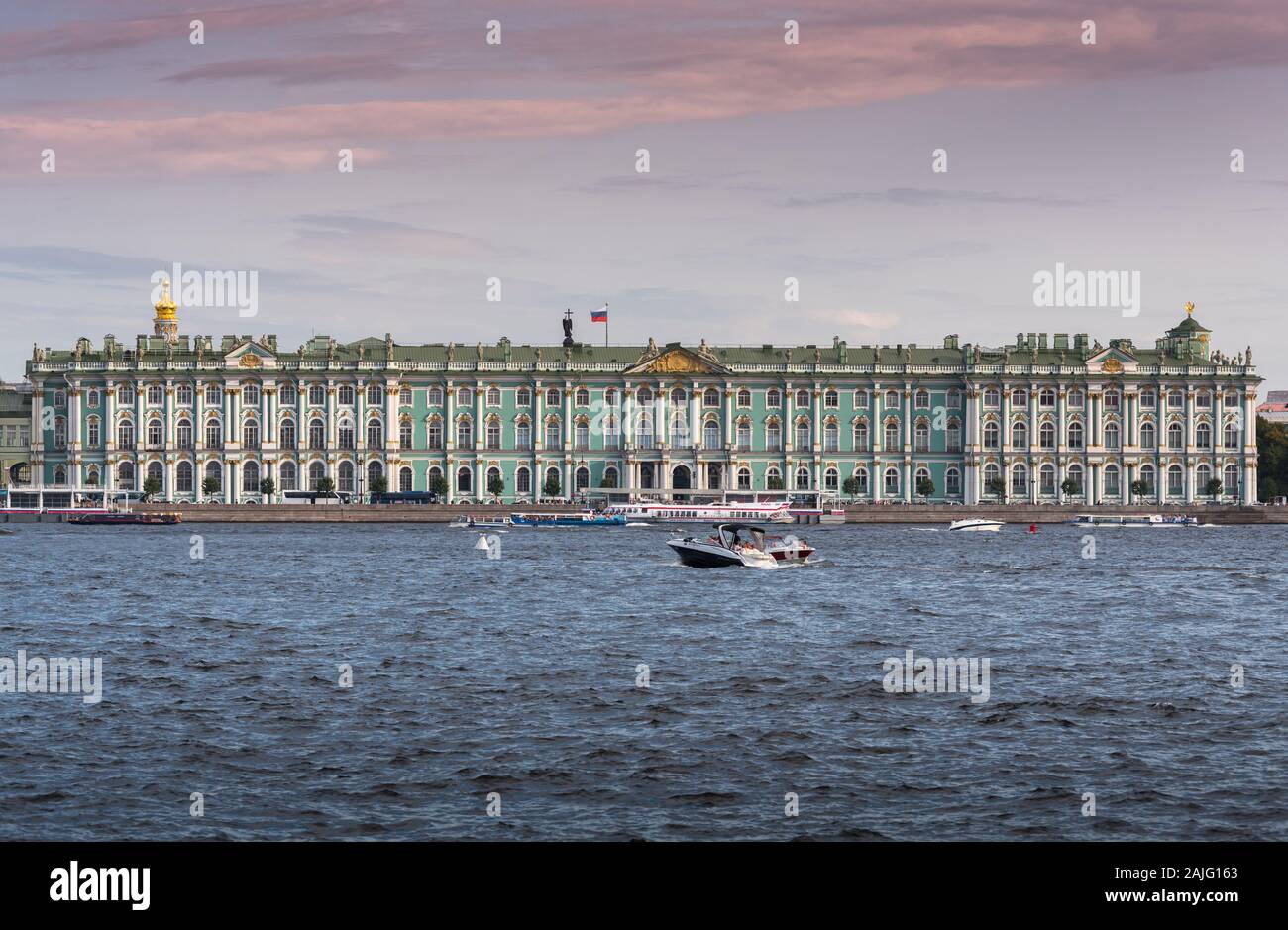 San Petersburgo, Rusia: vista del atardecer de Museo del Hermitage (Palacio de Invierno) con ferry y barcos navegando por el río Neva Foto de stock