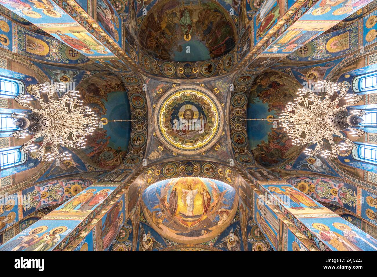 San Petersburgo, Rusia: el interior de la Iglesia del Salvador en la sangre (la sangre derramada) es uno de los principales puntos de interés de San Petersburgo, ángulo de visión amplio Foto de stock