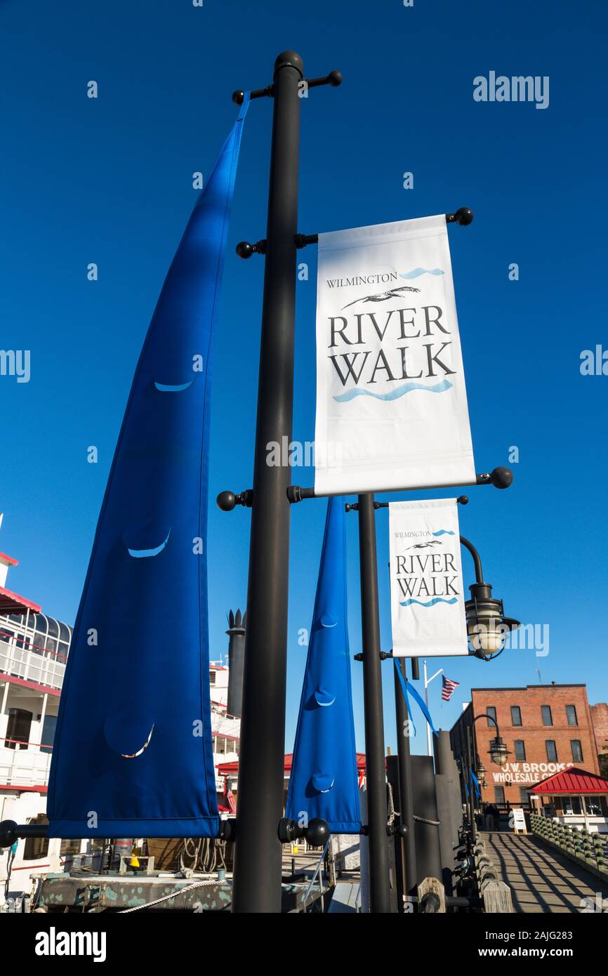 River Walk, bandera, Wilmington, Carolina del Norte, EE.UU. Foto de stock