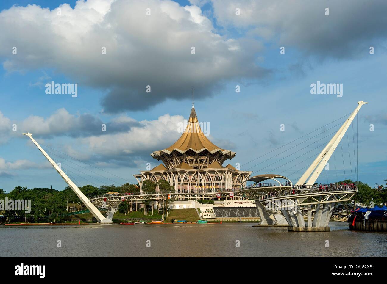 Edificio de la Asamblea Legislativa del Estado de Sarawak, Dewan Undangan Negri Asamblea Estatal, en el río Sarawak, Kuching, Sarawak, Borneo, Malasia Foto de stock