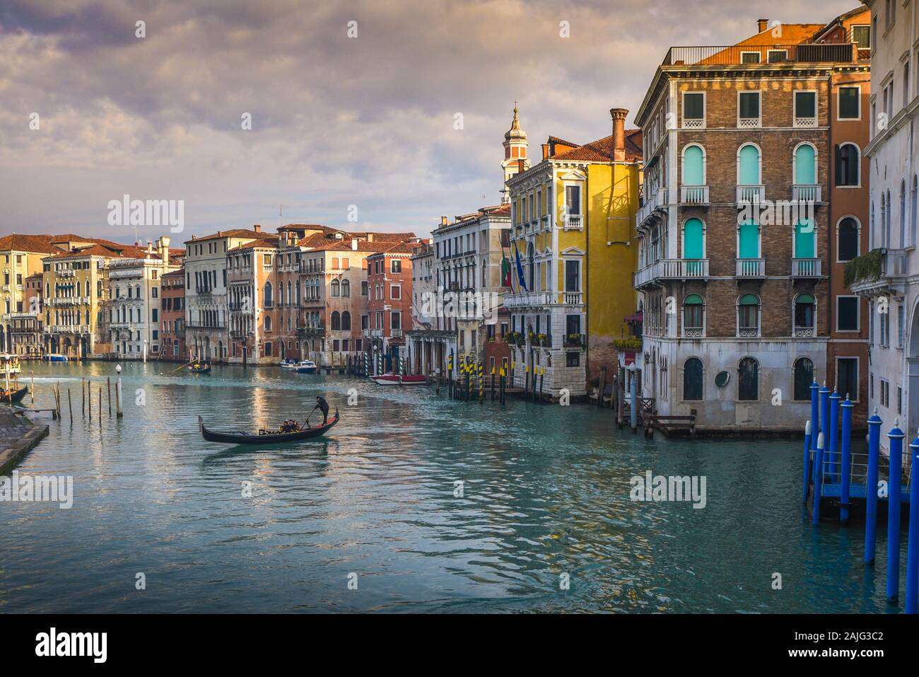 Venecia Gran canal (Canal Grande) con góndola y gondolero, reflexiones sobre el agua, desde el Puente de Rialto y típicas casas venecianas y arquitectura Foto de stock