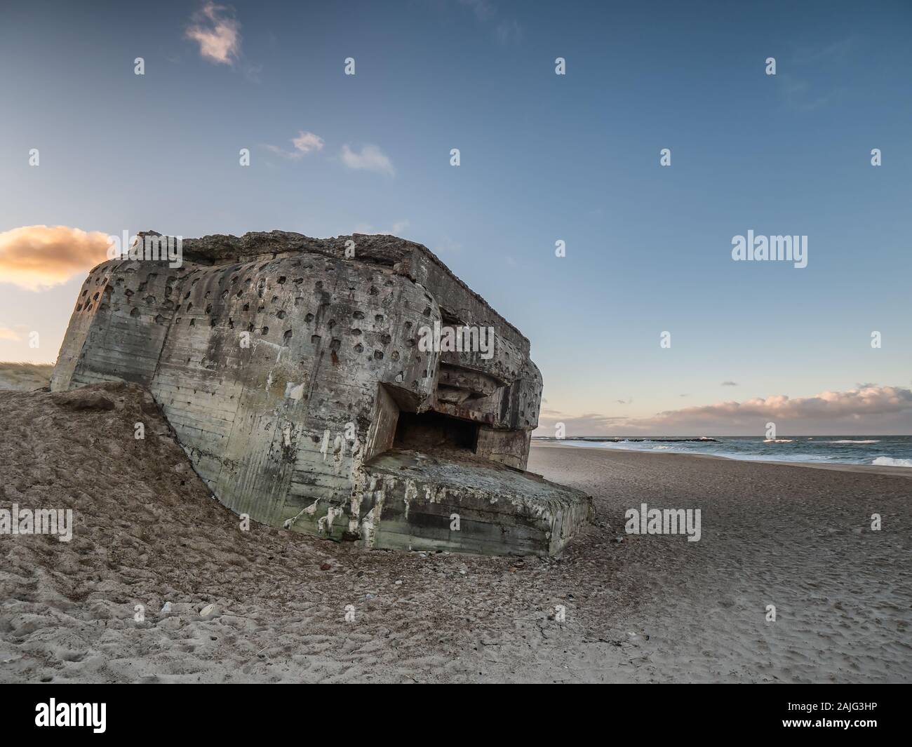 Bunker de WW2 sobre una playa en danés Thyboroen, Dinamarca Foto de stock