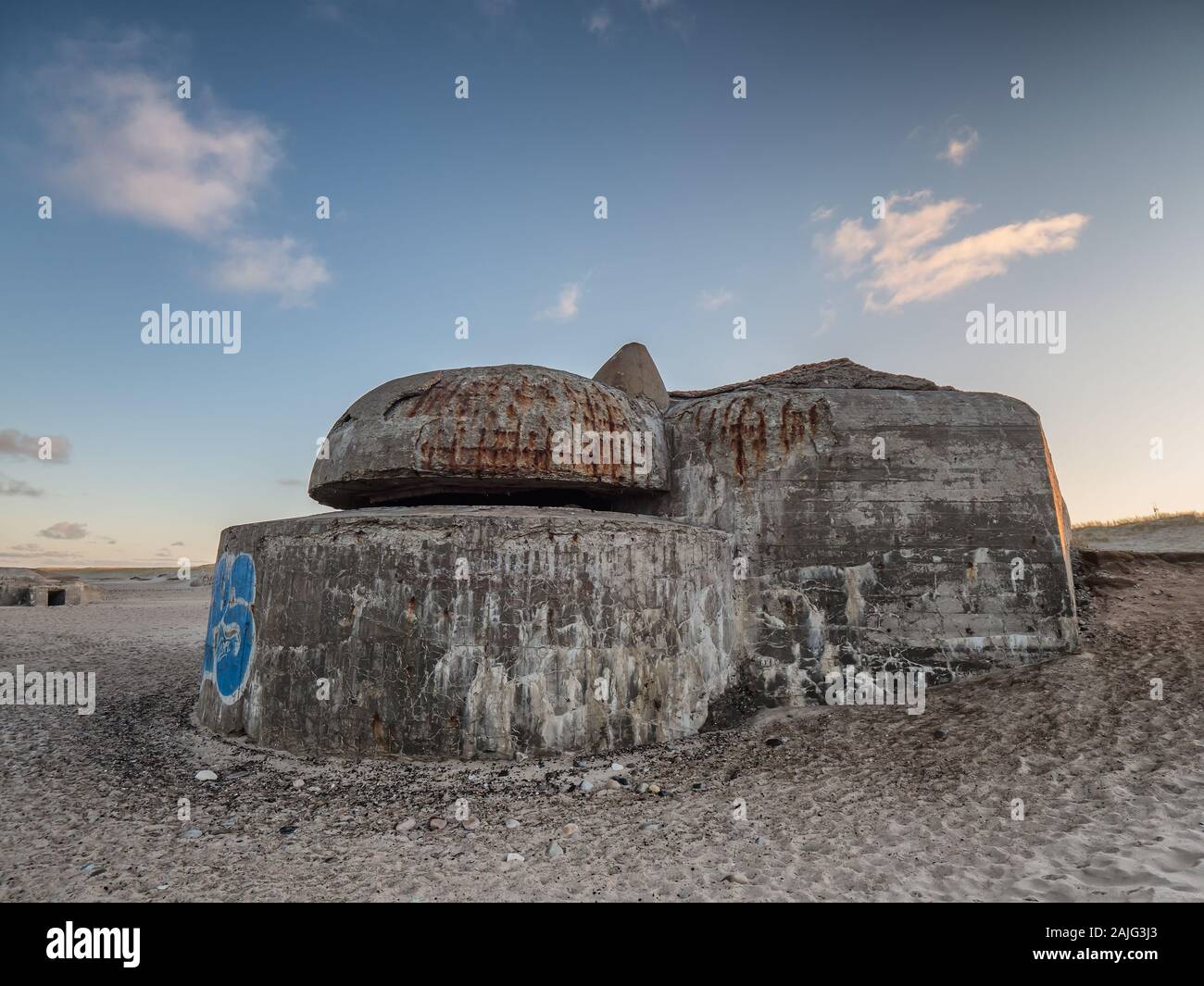 Bunker de WW2 sobre una playa en danés Thyboroen, Dinamarca Foto de stock