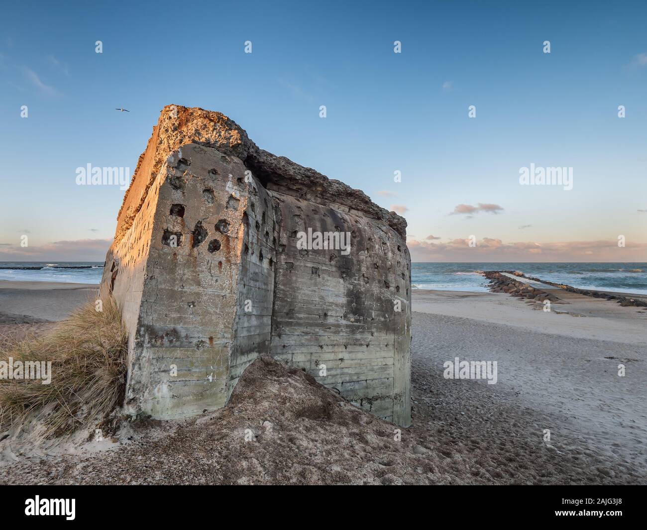 Bunker de WW2 sobre una playa en danés Thyboroen, Dinamarca Foto de stock