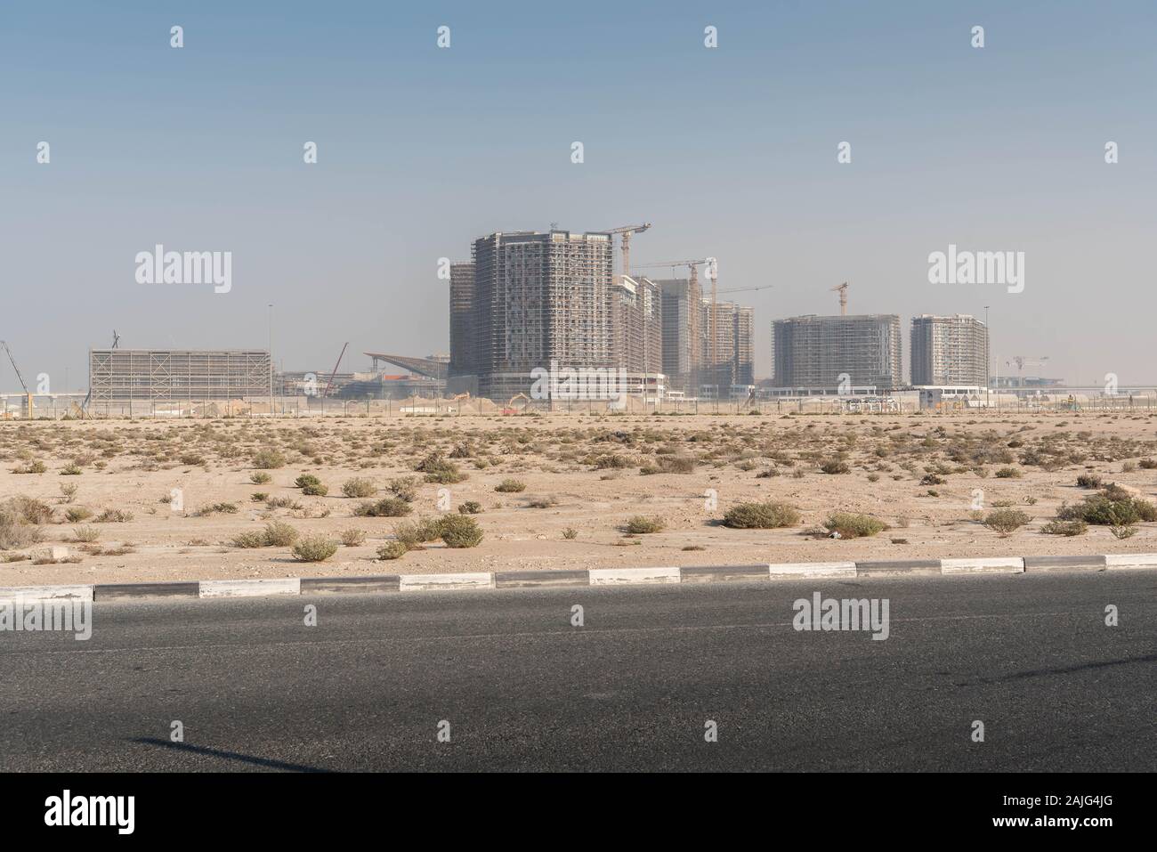 Dubai, Emiratos Árabes Unidos: sitio de construcción de la Expo 2020, edificios en construcción, andamios y grúas, cerca del aeropuerto Al Maktum Foto de stock