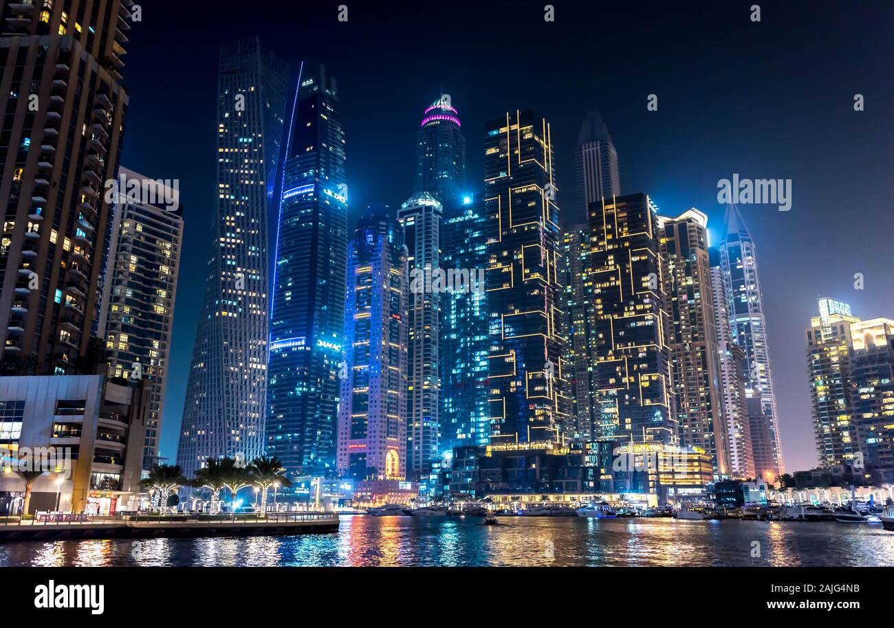 Dubai, UAE: Hermosa vista de noche futurista de Dubai Marina barrio residencial iluminadas en la noche, el colorido paisaje del horizonte, las luces de neón, Foto de stock