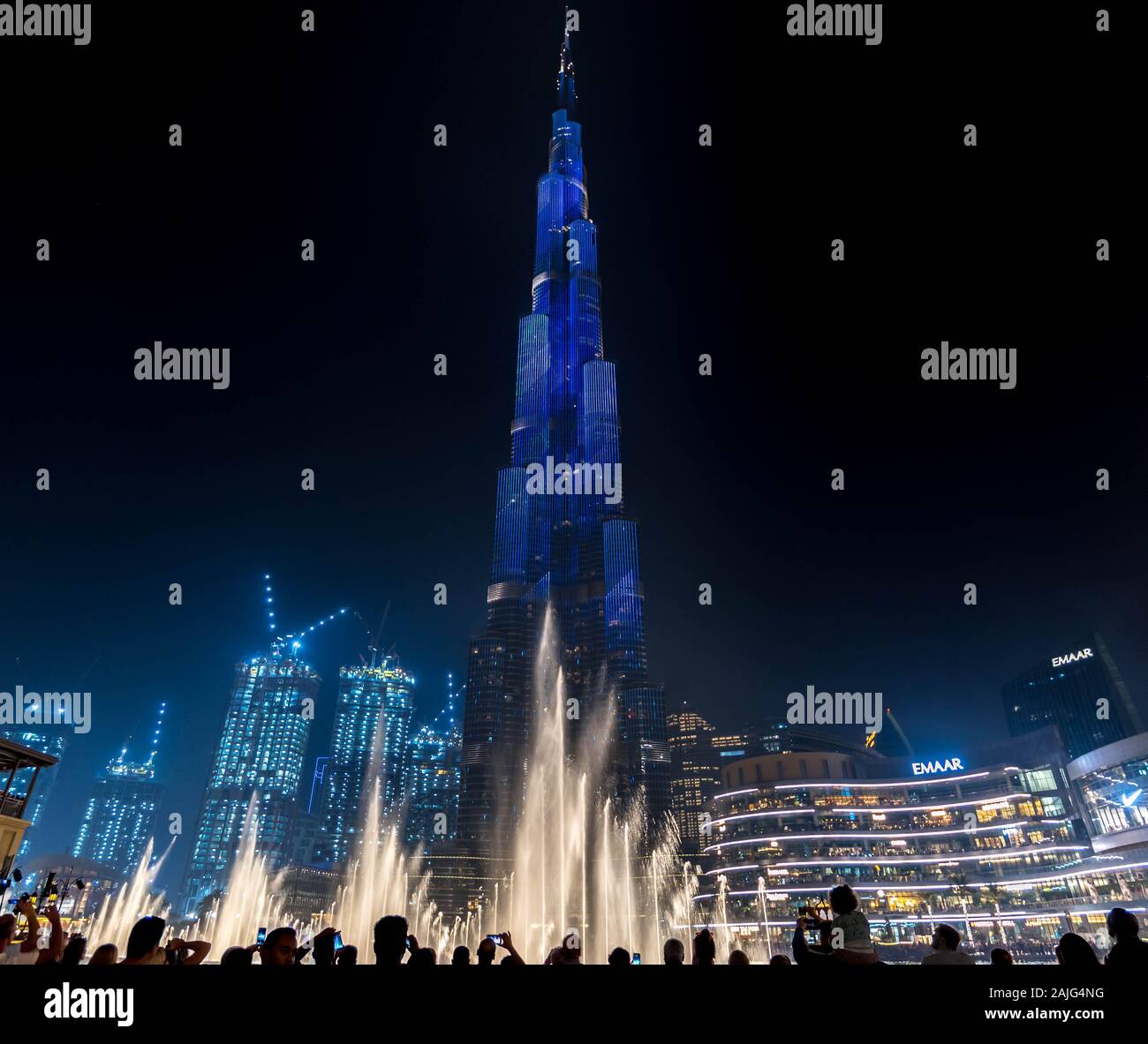 Dubai, Emiratos Árabes Unidos y fuentes de luz: impresionante show en el Burj Khalifa, el edificio más alto rascacielos en el mundo, iluminada por la noche Foto de stock