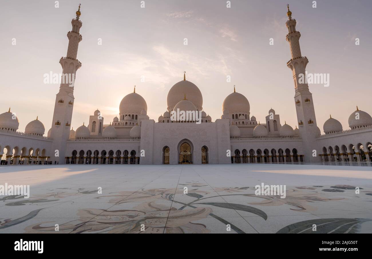 Abu Dhabi, Emiratos Árabes Unidos: Abu Dhabi Mezquita Sheikh Zayed (también conocido como Grand Mosque) al atardecer Foto de stock