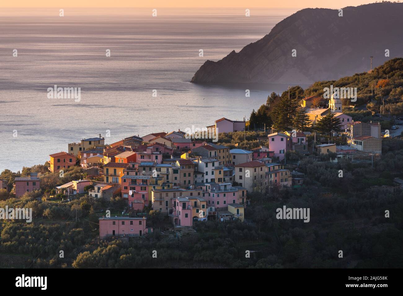 Volastra, Riomaggiore, Cinque Terre (Cinco Tierras), Liguria, Italia: Vista aérea de una aldea situada sobre una colina, típicas casas de colores. Sitio web de la UNESCO Foto de stock