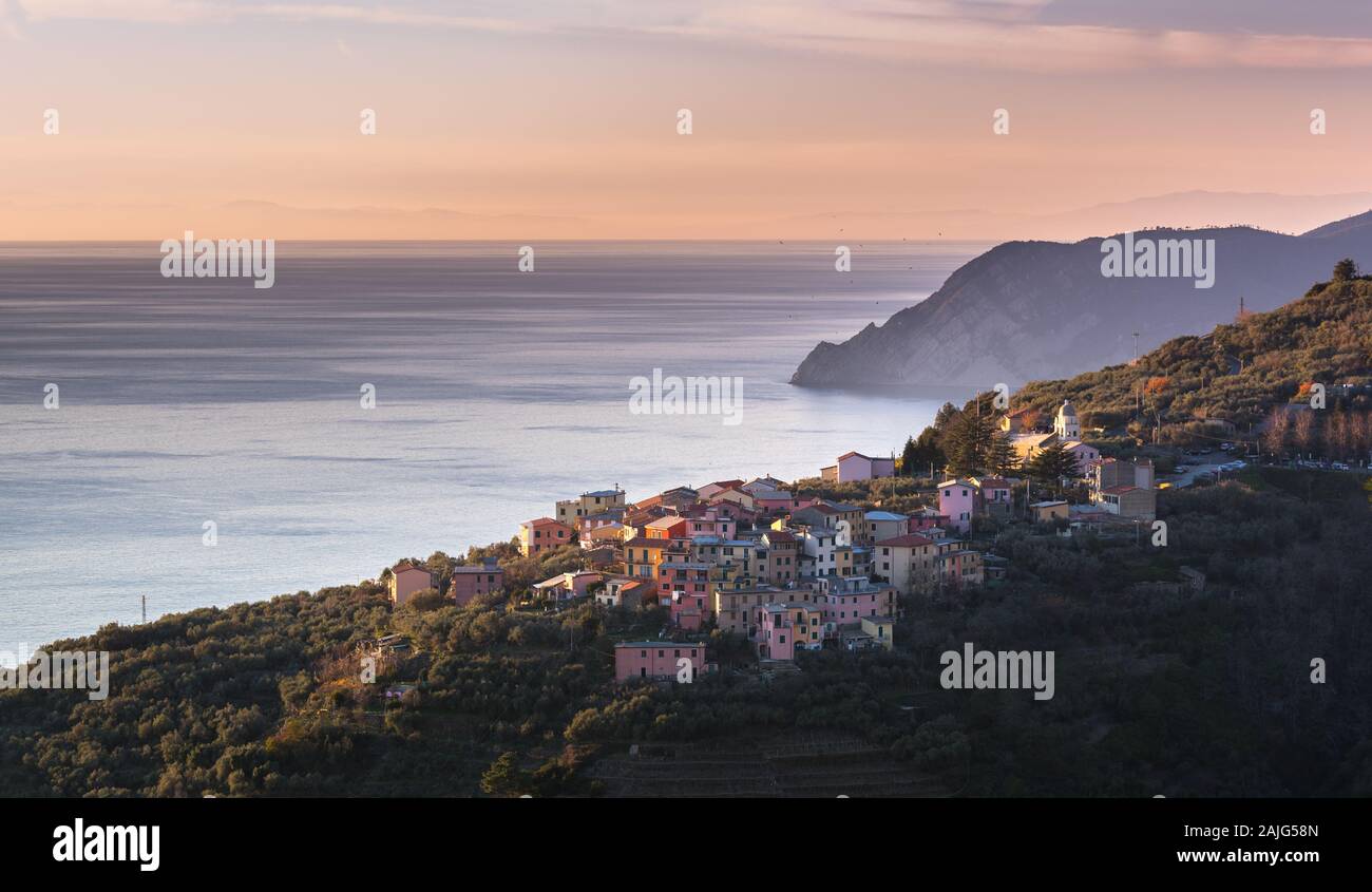 Volastra, Riomaggiore, Cinque Terre (Cinco Tierras), Liguria, Italia: Vista aérea de una aldea situada sobre una colina, típicas casas de colores. Sitio web de la UNESCO Foto de stock